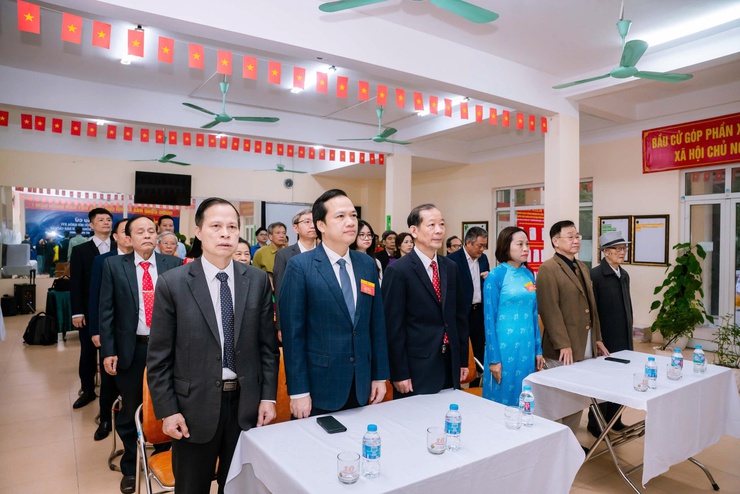 Cử tri phường Đông Ngạc hào hứng đi bỏ phiếu, đặt niềm tin vào những lá phiếu lựa chọn- Ảnh 1.