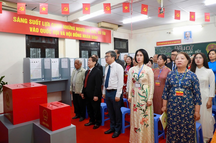 Cử tri phường Hoàn Kiếm nô nức đi bỏ phiếu trong ngày bầu cử- Ảnh 1.