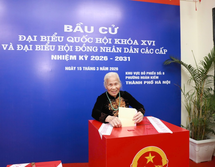 Cử tri phường Hoàn Kiếm nô nức đi bỏ phiếu trong ngày bầu cử- Ảnh 7.