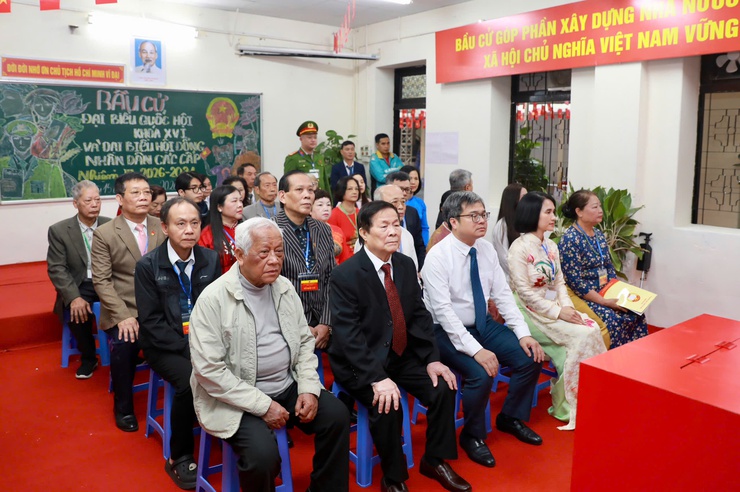 Cử tri phường Hoàn Kiếm nô nức đi bỏ phiếu trong ngày bầu cử- Ảnh 2.