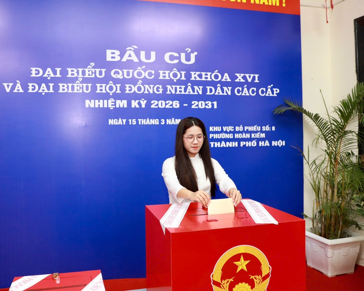 Cử tri phường Hoàn Kiếm nô nức đi bỏ phiếu trong ngày bầu cử- Ảnh 8.