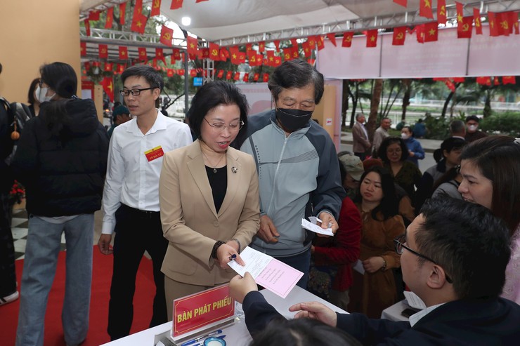 Phó Chủ tịch HĐND Thành phố Phạm Thị Thanh Mai bỏ phiếu bầu cử tại phường Tây Hồ- Ảnh 2.