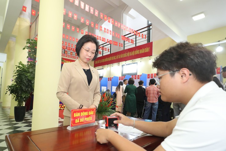 Phó Chủ tịch HĐND Thành phố Phạm Thị Thanh Mai bỏ phiếu bầu cử tại phường Tây Hồ- Ảnh 4.