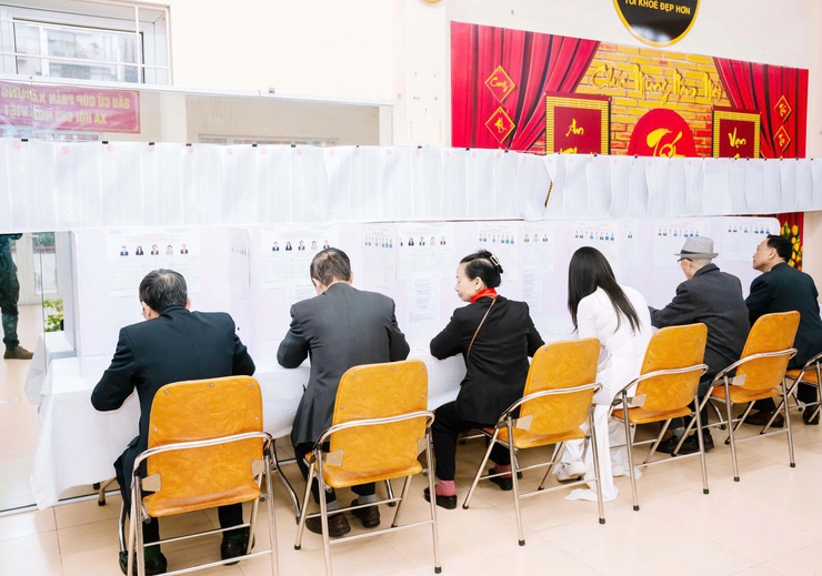 Cử tri phường Đông Ngạc hào hứng đi bỏ phiếu, đặt niềm tin vào những lá phiếu lựa chọn- Ảnh 4.