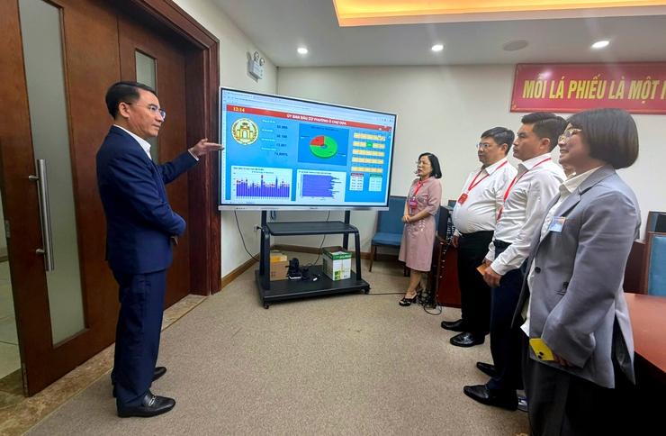 Phó Chủ tịch UBND thành phố Nguyễn Xuân Lưu kiểm tra công tác bầu cử tại phường Ô Chợ Dừa- Ảnh 1.