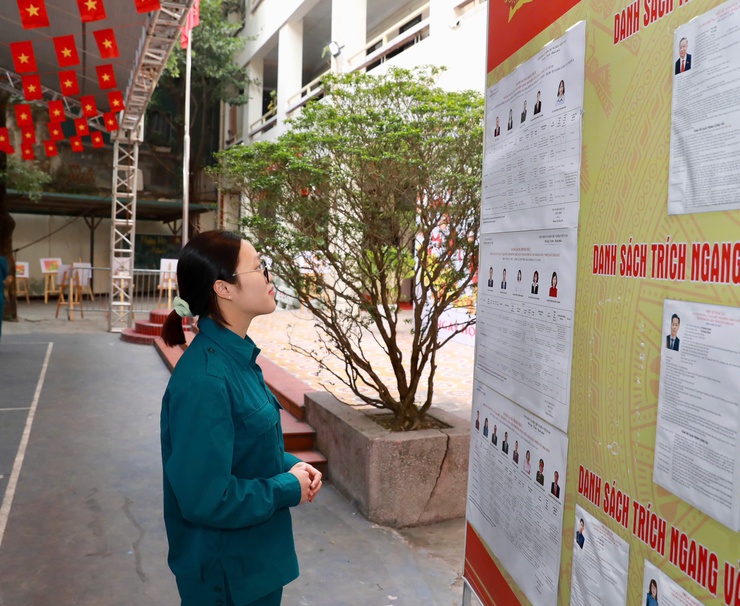 Cử tri phường Hoàn Kiếm nô nức đi bỏ phiếu trong ngày bầu cử- Ảnh 10.