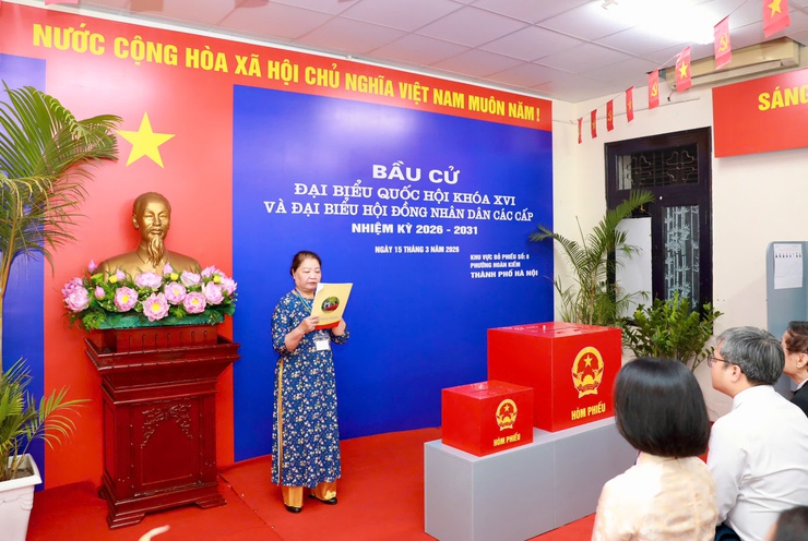 Cử tri phường Hoàn Kiếm nô nức đi bỏ phiếu trong ngày bầu cử- Ảnh 3.