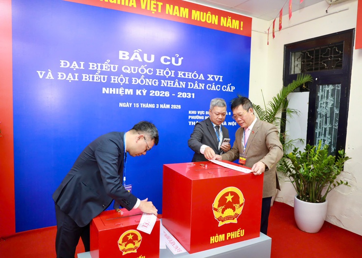 Cử tri phường Hoàn Kiếm nô nức đi bỏ phiếu trong ngày bầu cử- Ảnh 4.