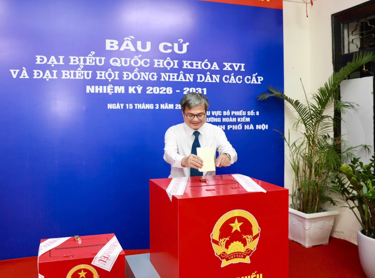 Cử tri phường Hoàn Kiếm nô nức đi bỏ phiếu trong ngày bầu cử- Ảnh 5.