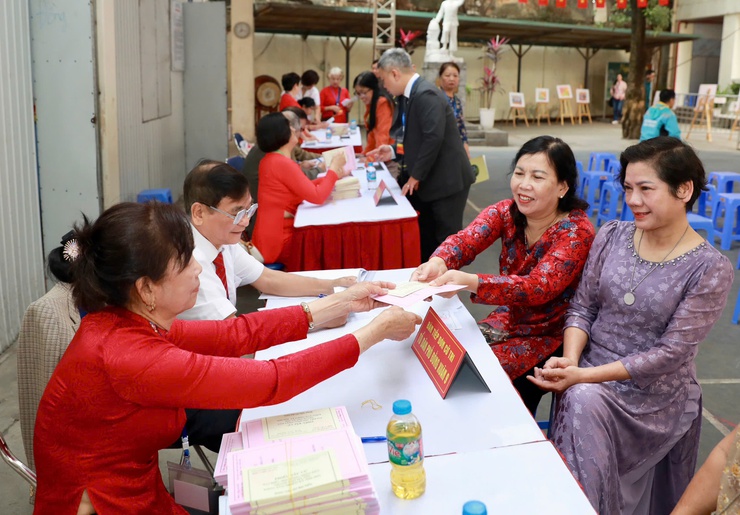 Cử tri phường Hoàn Kiếm nô nức đi bỏ phiếu trong ngày bầu cử- Ảnh 9.