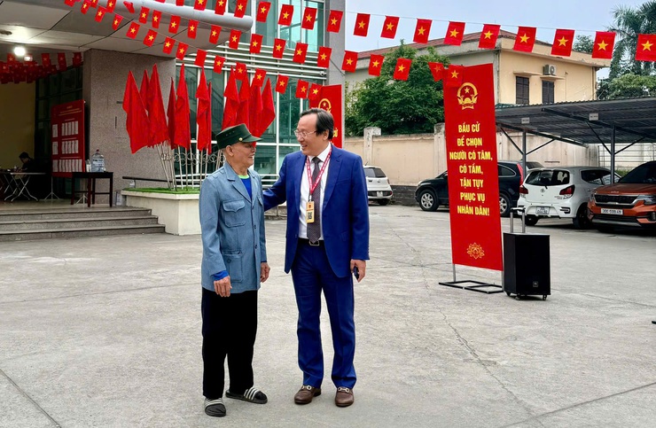 Cử tri phường Lĩnh Nam nô nức đi bầu tại 7 khu vực bỏ phiếu- Ảnh 2.