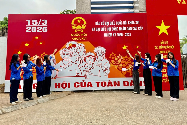 Cử tri phường Lĩnh Nam nô nức đi bầu tại 7 khu vực bỏ phiếu- Ảnh 1.