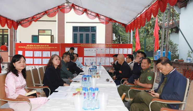 Phó Bí thư Thường trực Thành ủy Nguyễn Trọng Đông dự Lễ khai mạc và bỏ phiếu tại Khu vực bỏ phiếu số 4, xã Phúc Thịnh- Ảnh 1.