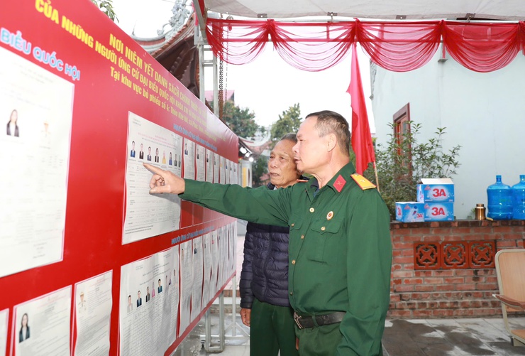 Phó Bí thư Thường trực Thành ủy Nguyễn Trọng Đông dự Lễ khai mạc và bỏ phiếu tại Khu vực bỏ phiếu số 4, xã Phúc Thịnh- Ảnh 2.