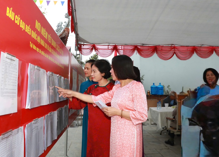 Phó Bí thư Thường trực Thành ủy Nguyễn Trọng Đông dự Lễ khai mạc và bỏ phiếu tại Khu vực bỏ phiếu số 4, xã Phúc Thịnh- Ảnh 3.