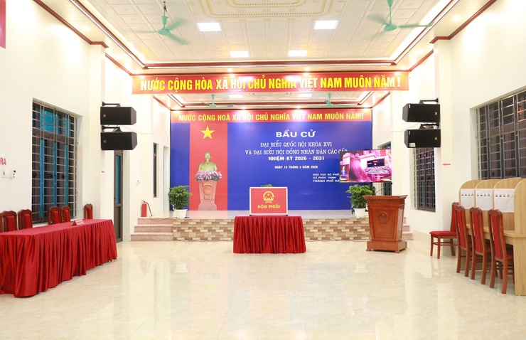 Phó Bí thư Thường trực Thành ủy Nguyễn Trọng Đông dự Lễ khai mạc và bỏ phiếu tại Khu vực bỏ phiếu số 4, xã Phúc Thịnh- Ảnh 4.