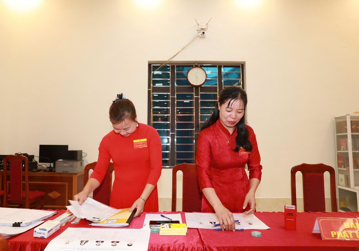 Phó Bí thư Thường trực Thành ủy Nguyễn Trọng Đông dự Lễ khai mạc và bỏ phiếu tại Khu vực bỏ phiếu số 4, xã Phúc Thịnh- Ảnh 5.