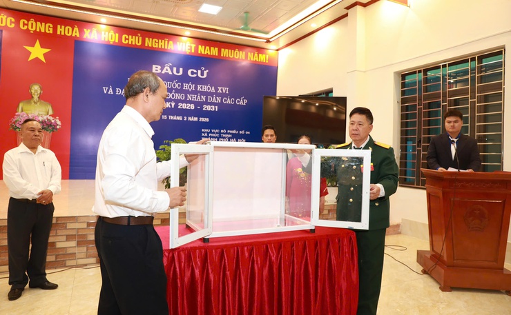 Phó Bí thư Thường trực Thành ủy Nguyễn Trọng Đông dự Lễ khai mạc và bỏ phiếu tại Khu vực bỏ phiếu số 4, xã Phúc Thịnh- Ảnh 7.