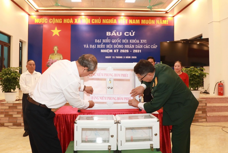 Phó Bí thư Thường trực Thành ủy Nguyễn Trọng Đông dự Lễ khai mạc và bỏ phiếu tại Khu vực bỏ phiếu số 4, xã Phúc Thịnh- Ảnh 8.