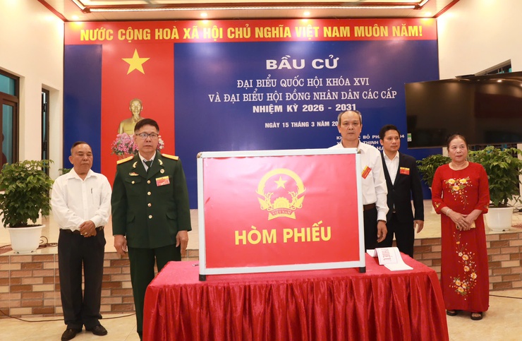 Phó Bí thư Thường trực Thành ủy Nguyễn Trọng Đông dự Lễ khai mạc và bỏ phiếu tại Khu vực bỏ phiếu số 4, xã Phúc Thịnh- Ảnh 9.
