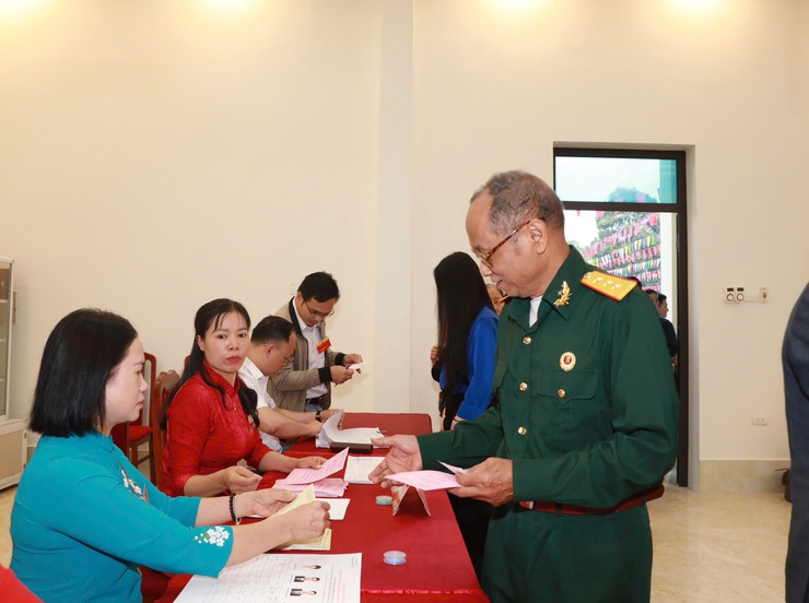 Phó Bí thư Thường trực Thành ủy Nguyễn Trọng Đông dự Lễ khai mạc và bỏ phiếu tại Khu vực bỏ phiếu số 4, xã Phúc Thịnh- Ảnh 11.
