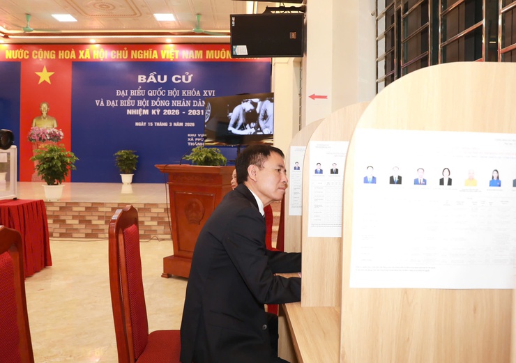 Phó Bí thư Thường trực Thành ủy Nguyễn Trọng Đông dự Lễ khai mạc và bỏ phiếu tại Khu vực bỏ phiếu số 4, xã Phúc Thịnh- Ảnh 10.