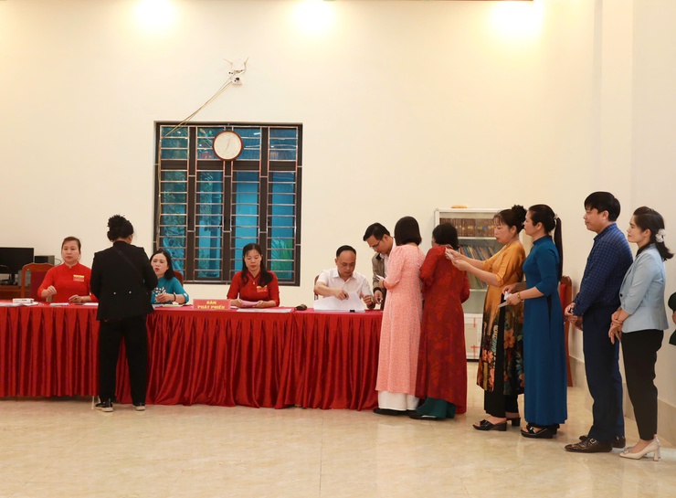 Phó Bí thư Thường trực Thành ủy Nguyễn Trọng Đông dự Lễ khai mạc và bỏ phiếu tại Khu vực bỏ phiếu số 4, xã Phúc Thịnh- Ảnh 16.