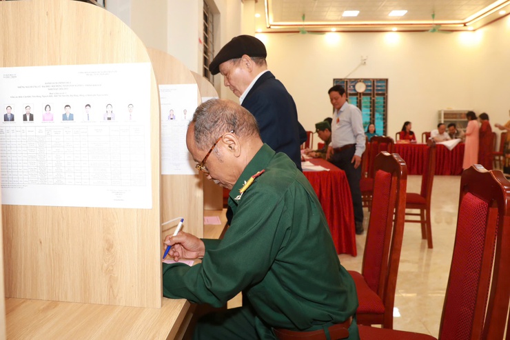 Phó Bí thư Thường trực Thành ủy Nguyễn Trọng Đông dự Lễ khai mạc và bỏ phiếu tại Khu vực bỏ phiếu số 4, xã Phúc Thịnh- Ảnh 12.