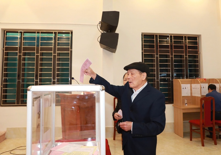 Phó Bí thư Thường trực Thành ủy Nguyễn Trọng Đông dự Lễ khai mạc và bỏ phiếu tại Khu vực bỏ phiếu số 4, xã Phúc Thịnh- Ảnh 13.