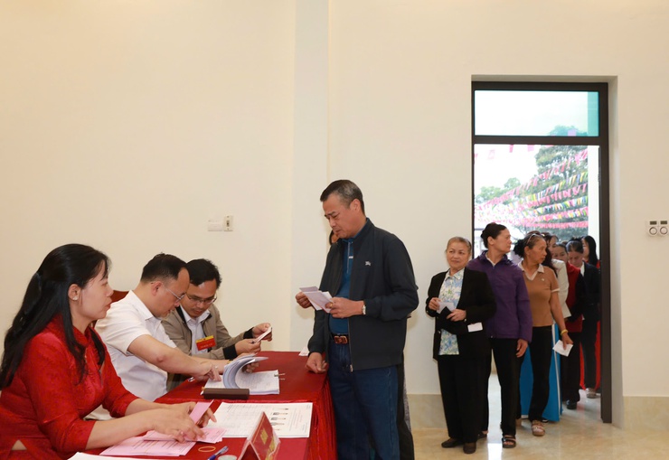 Phó Bí thư Thường trực Thành ủy Nguyễn Trọng Đông dự Lễ khai mạc và bỏ phiếu tại Khu vực bỏ phiếu số 4, xã Phúc Thịnh- Ảnh 15.