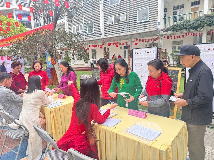 Phường Tương Mai: Tỷ lệ cử tri đi bầu đã đạt 98,48%- Ảnh 1.