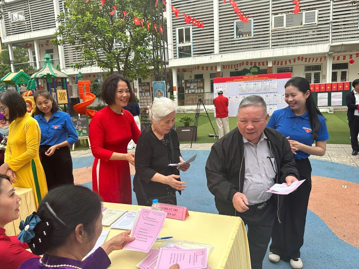 Phường Tương Mai: Tỷ lệ cử tri đi bầu đã đạt 98,48%- Ảnh 2.