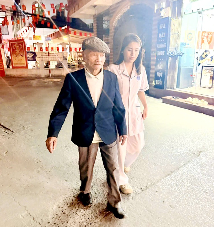 Hai cán bộ phường Phú Diễn kịp thời giúp cụ ông đi lạc đoàn tụ với gia đình trong ngày bầu cử- Ảnh 1.