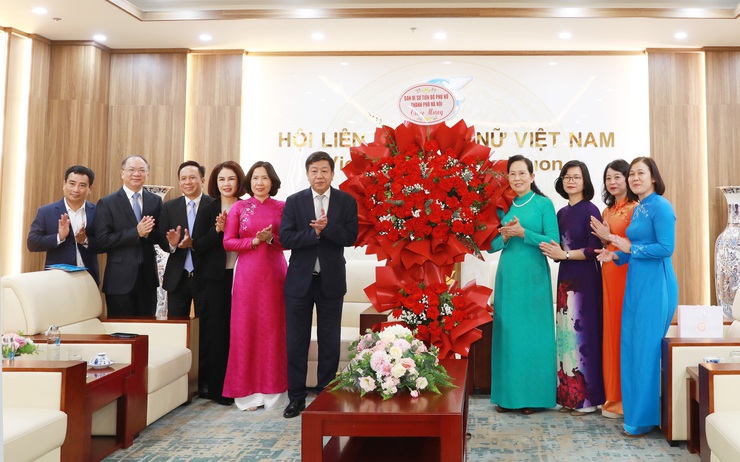Hanoi leader congratulates women's organizations and commits to progressing gender equality- Ảnh 1.