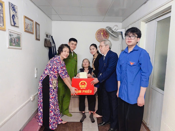 Công an Thành phố bảo vệ tuyệt đối an ninh, an toàn cuộc bầu cử- Ảnh 4.