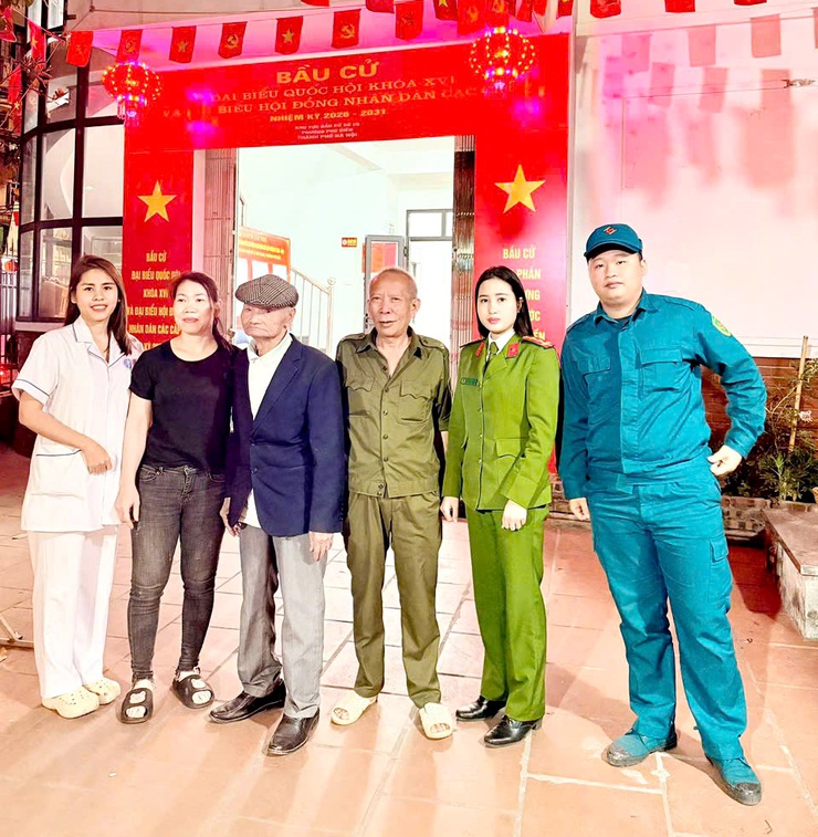 Hai cán bộ phường Phú Diễn kịp thời giúp cụ ông đi lạc đoàn tụ với gia đình trong ngày bầu cử- Ảnh 2.