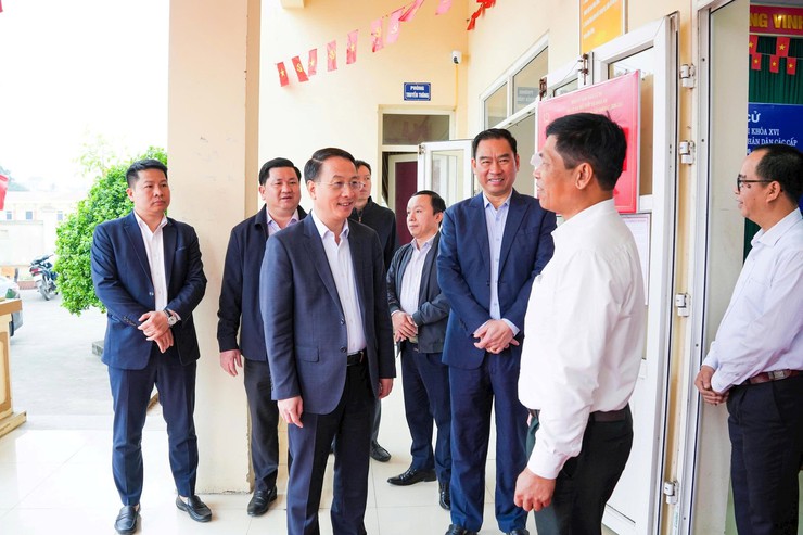 Hanoi internal affairs chief inspects election preparations in Thuong Phuc commune ahead vote- Ảnh 1.