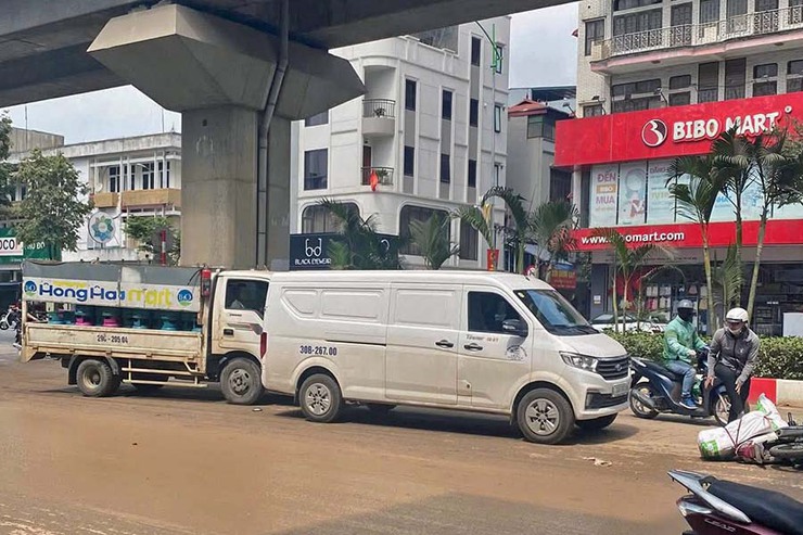 Siết chặt xe chở đất làm rơi bùn, gây mất an toàn giao thông- Ảnh 1.