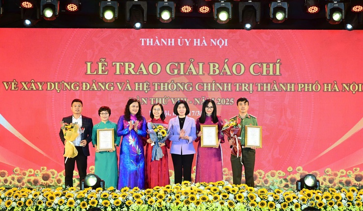 Trao giải báo chí về xây dựng Đảng và hệ thống chính trị Thành phố lần thứ VIII-năm 2025- Ảnh 4.