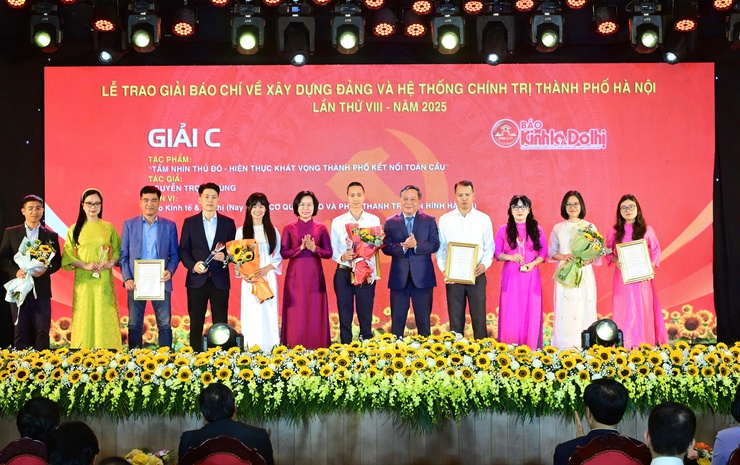 Trao giải báo chí về xây dựng Đảng và hệ thống chính trị Thành phố lần thứ VIII-năm 2025- Ảnh 5.