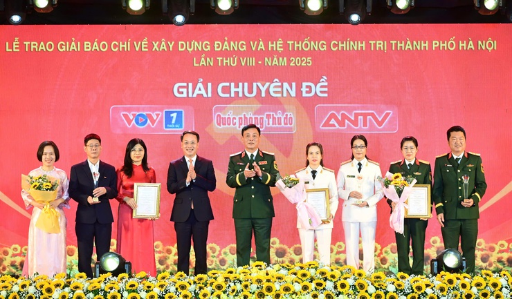 Trao giải báo chí về xây dựng Đảng và hệ thống chính trị Thành phố lần thứ VIII-năm 2025- Ảnh 7.