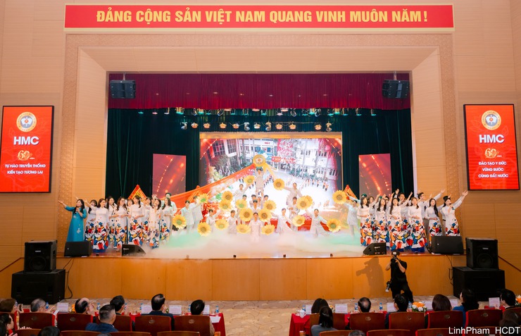 Trường Cao đẳng Y tế Hà Nội kỷ niệm 60 năm thành lập và đón nhận Huân chương Lao động hạng Nhất- Ảnh 1.