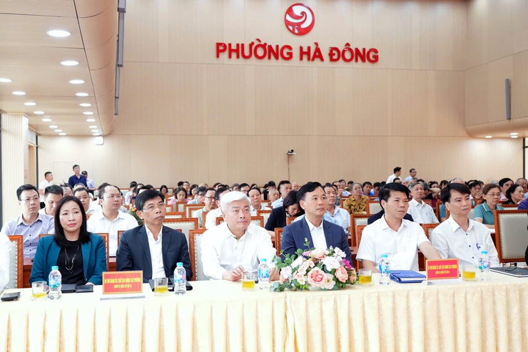 Chủ tịch HĐND Thành phố Phùng Thị Hồng Hà và các ứng cử viên đại biểu Quốc hội tiếp xúc cử tri, vận động bầu cử- Ảnh 3.