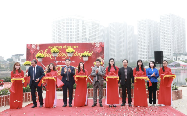 Vinh Tuy ward inaugurates first phase of Ho Chi Minh fish pond renovation- Ảnh 1.