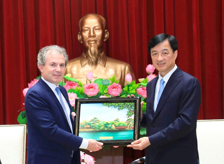 Hanoi pledges maximum support for strategic investors and smart city development initiatives- Ảnh 2.
