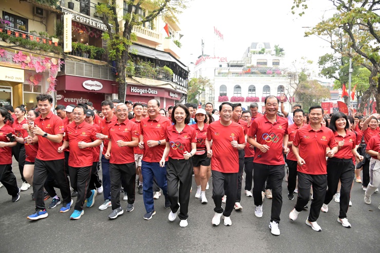 Hơn 17.000 người tham gia “Ngày chạy Olympic 2026: Vì sức khỏe toàn dân - Vì an ninh Tổ quốc”- Ảnh 7.