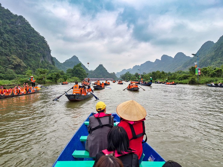 International delegates impressed by Huong Pagoda's beauty during friendship spring program event- Ảnh 1.