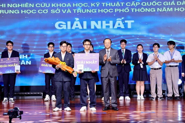 Hanoi leads nation with 11 award-winning projects at national science competition- Ảnh 1.