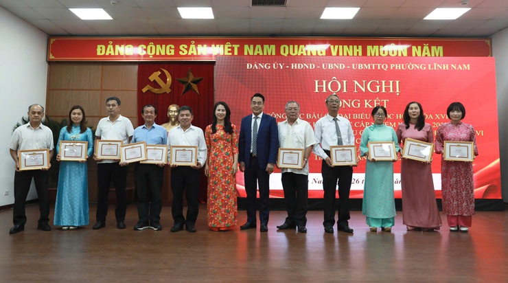 Phường Lĩnh Nam tổng kết công tác bầu cử, khen thưởng cuộc thi Dân vận khéo "Nhà hội họp xanh - sạch - đẹp" năm 2025- Ảnh 4.