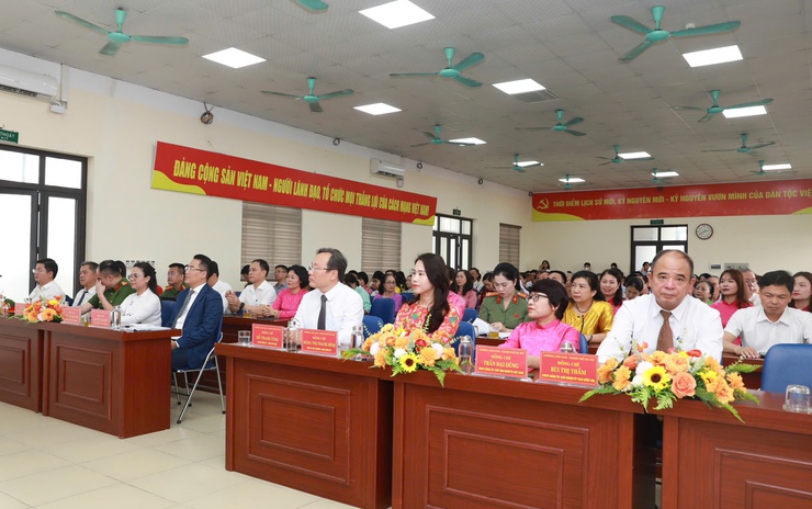 Phường Lĩnh Nam tổng kết công tác bầu cử, khen thưởng cuộc thi Dân vận khéo "Nhà hội họp xanh - sạch - đẹp" năm 2025- Ảnh 1.